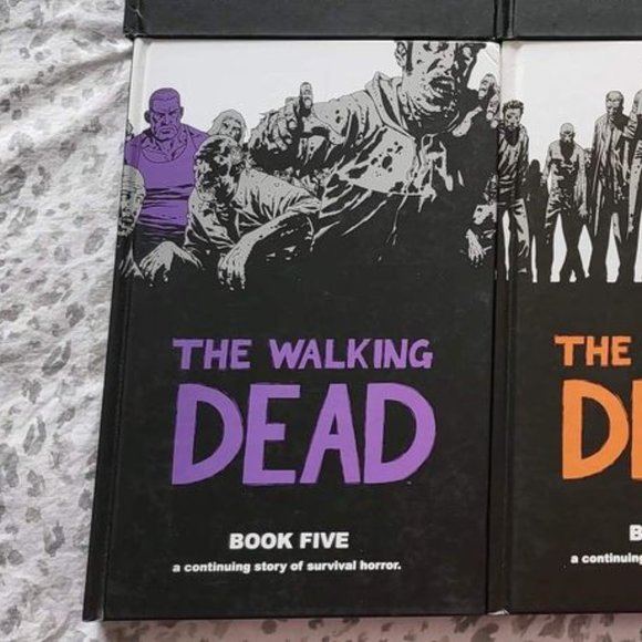 The Walking Dead Graphic Novel - Book Five - Picture 1 of 2